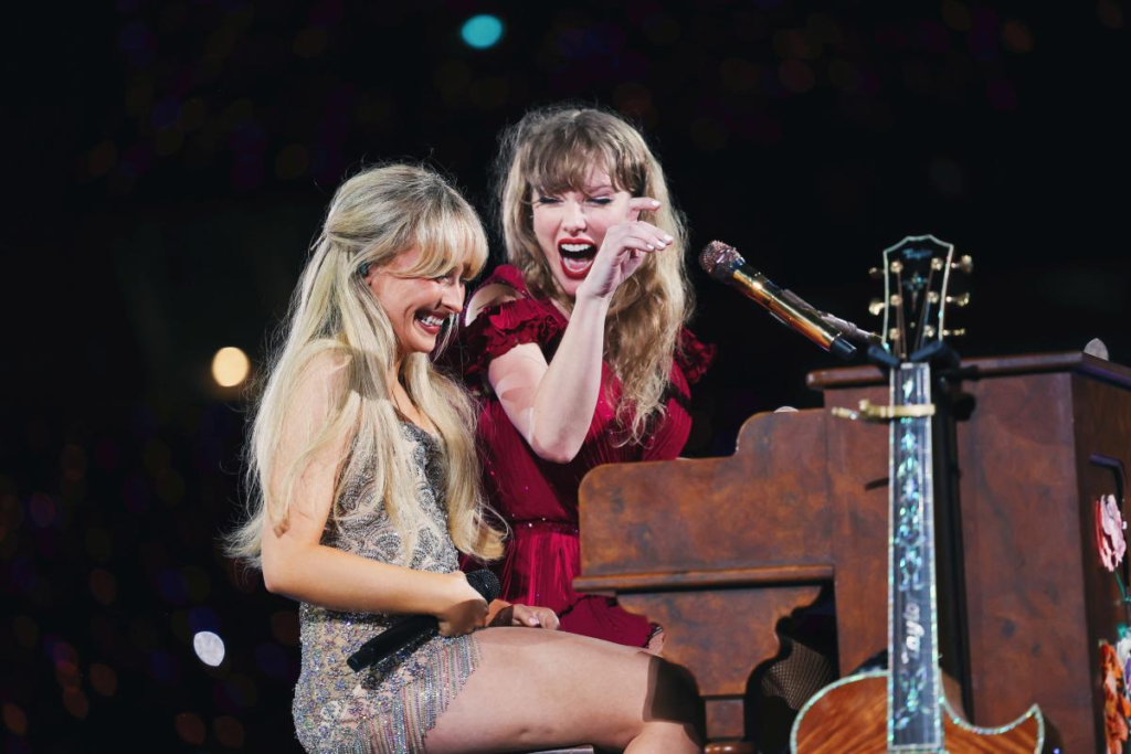  "Discover the amusing twists as Sabrina Carpenter unintentionally third-wheels Taylor Swift & Travis Kelce before a surprise duet steals the show in Sydney."