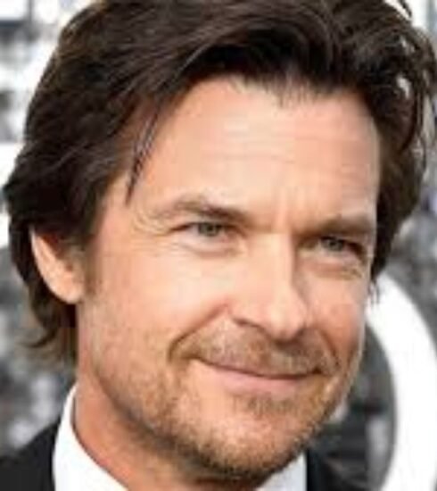 Discover the unexpected physical transformation of actor Jason Bateman that has left fans amazed and eager to learn more about his journey to a new look.